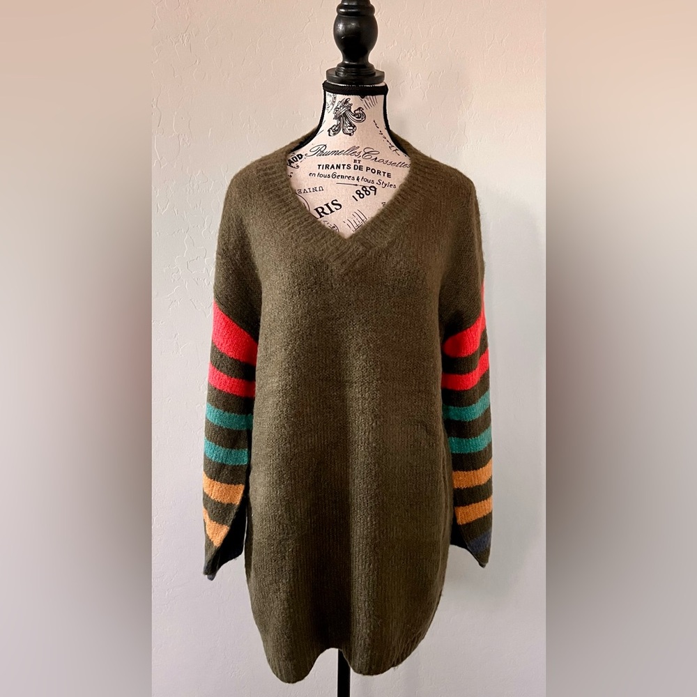 Women’s Size 7 Davi and Dani Oversized Sweater.